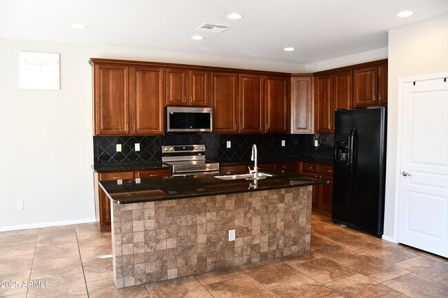 Building Photo - 2219 W Spur Dr