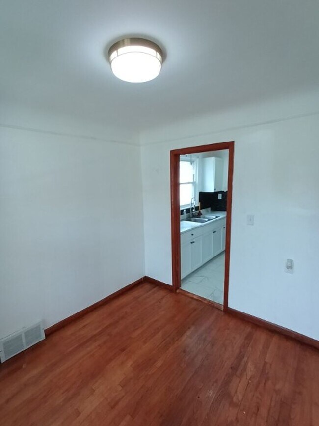 Building Photo - 3 bedroom 1.5 bath brick bungalow - AVAILA...