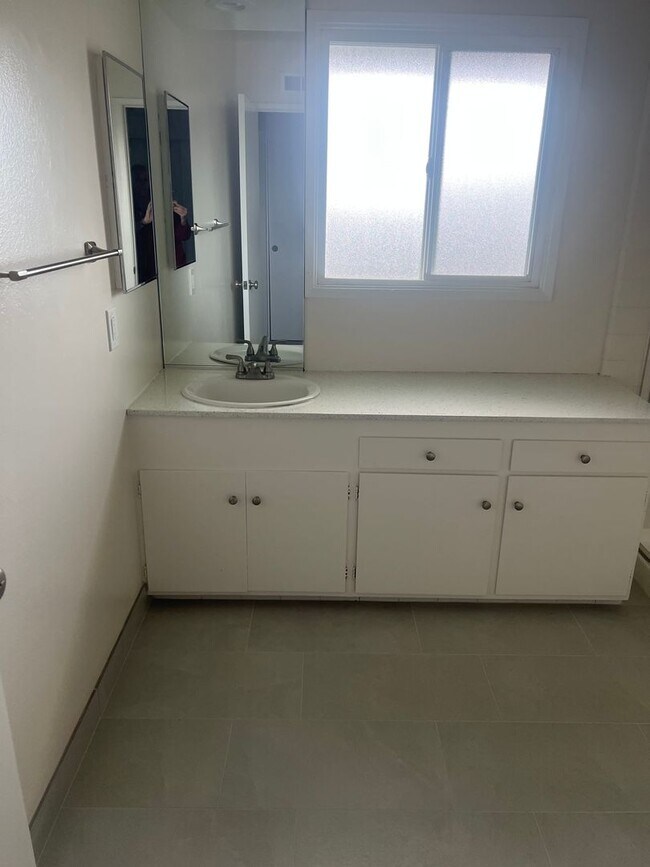 Building Photo - Moffett tract 5 bedroom home with pool in cul-de-sac