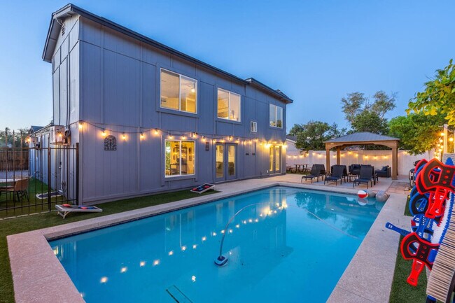 Building Photo - 3733 E Dahlia Dr