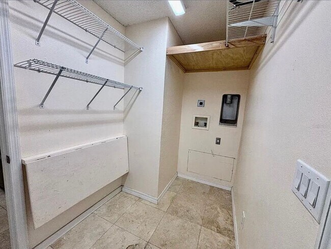 Building Photo - 4-Bedroom / 2-Bathroom Home in Palm Coast