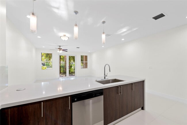 Building Photo - 1432 SW 4th Ave