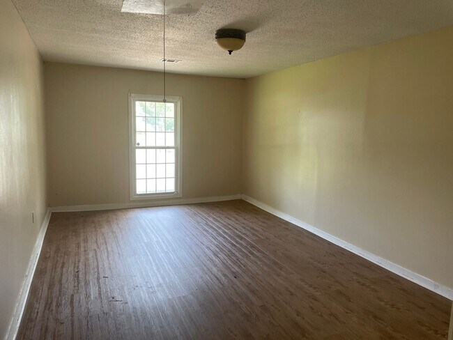 Building Photo - Nice 3/2 with bonus rm in Carriage Hills