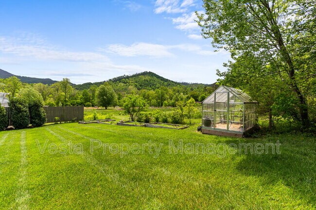 Building Photo - 857 Reems Creek Rd