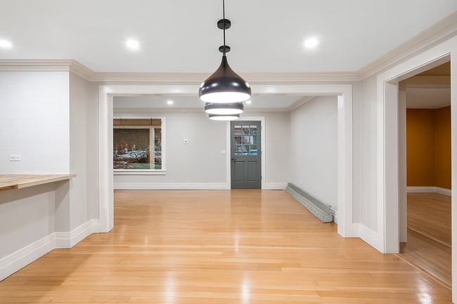 Building Photo - Charming Downtown Home!