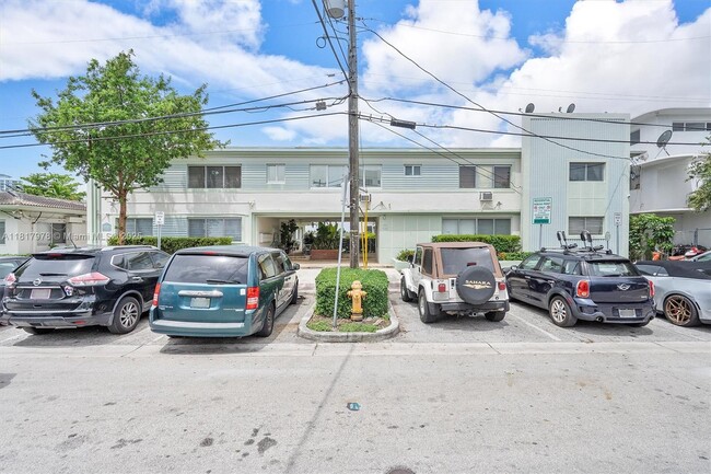Building Photo - 2250 Bay Dr