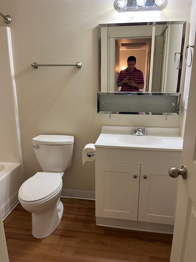 Building Photo - Townhouse style duplex in Lowell