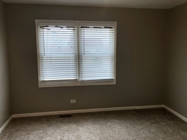 Building Photo - Great Home Beautiful Bathrooms/Kitchen! Fe...