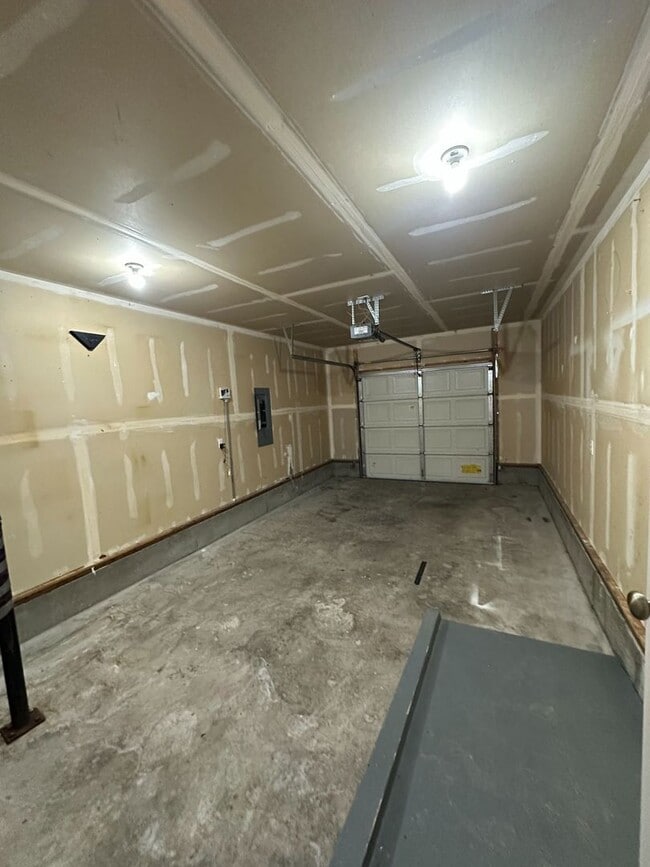 Building Photo - 3 Bedroom / 2 Bathroom Single Level Duplex in Madras