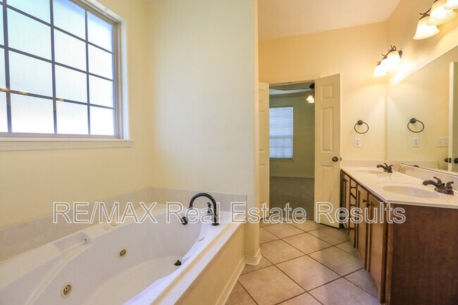 Building Photo - 3104 SW Tunica Ave