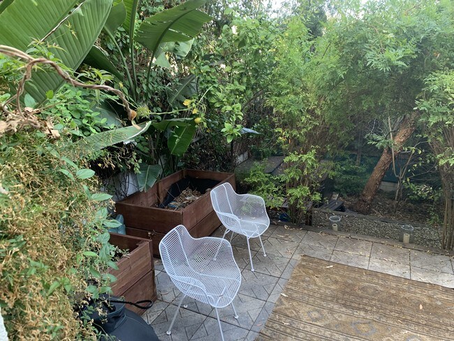 Building Photo - 2026 Holly Hill Ter