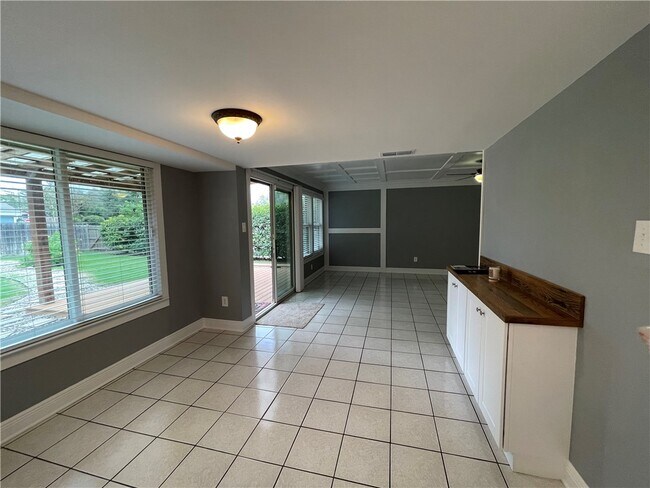 Building Photo - 7415 Shadywood Dr