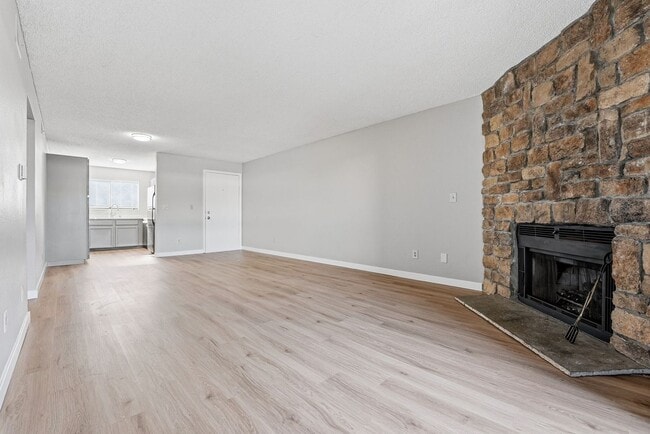 Building Photo - Updated 2 bed / 1 bath home in Lakewood!