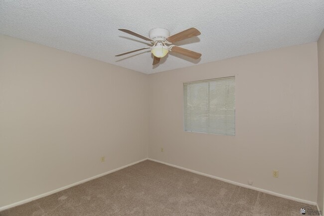 Building Photo - 2716 W Oakwood Ln