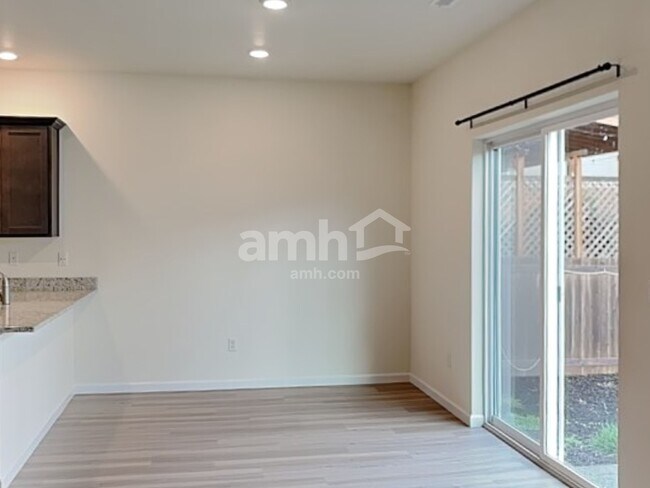 Building Photo - 1415 W 16th Ave