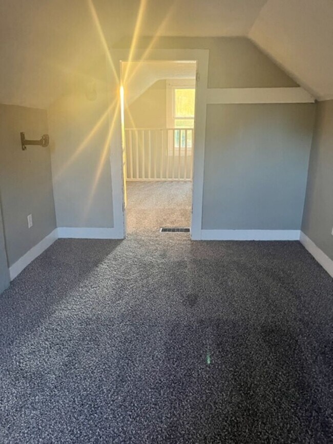Building Photo - Large south side single Family Home Central Heat/Coolings, Hardwood