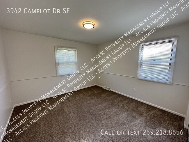 Building Photo - 3942 Camelot Dr SE