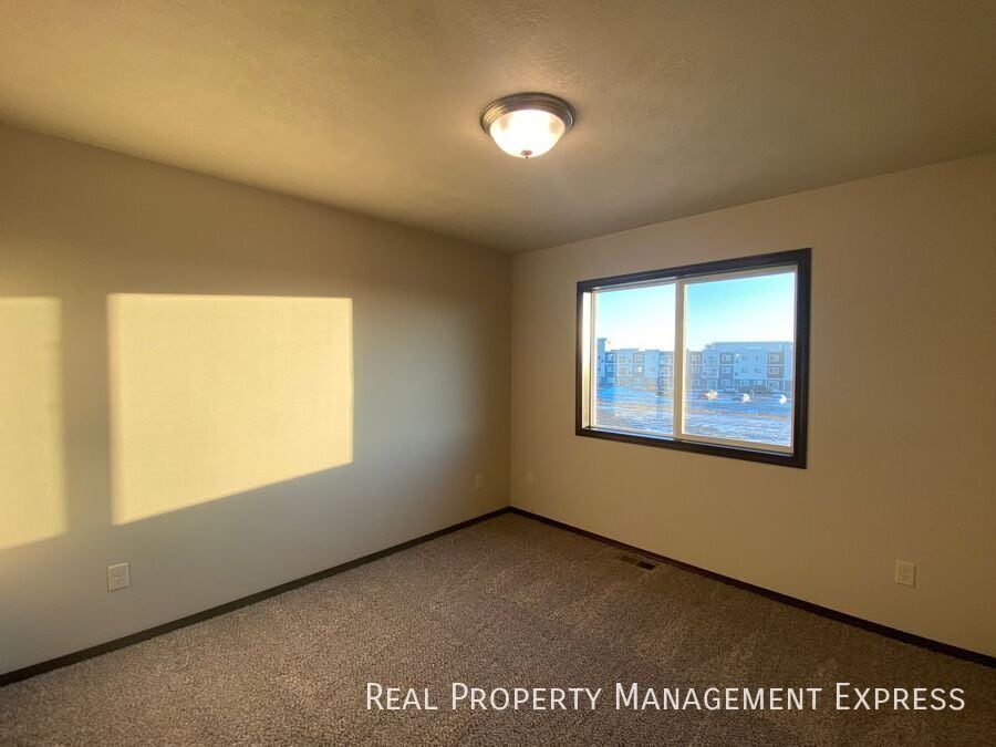 Building Photo - 5822 S Whisper Creek Pl