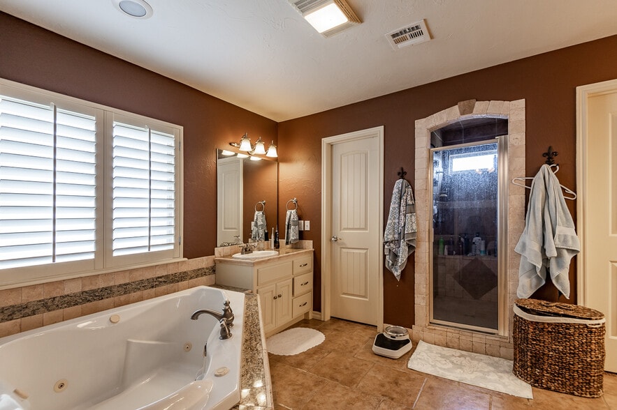 Primary Bathroom - 313 Kody Ct
