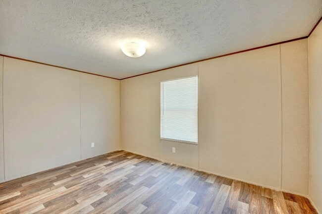 Building Photo - 2 bed 2 bath trailer available now