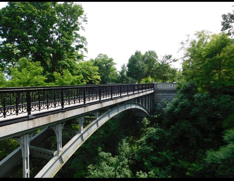 Building Photo - 2025 E Greenwich Ave