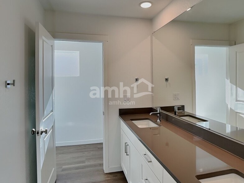 Building Photo - 350 N Addison Way