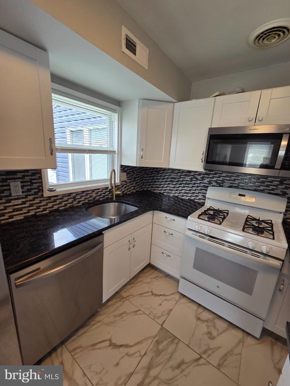 Building Photo - 1701 Scotchbrook Dr
