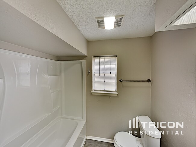Building Photo - 9941 Farmington Dr