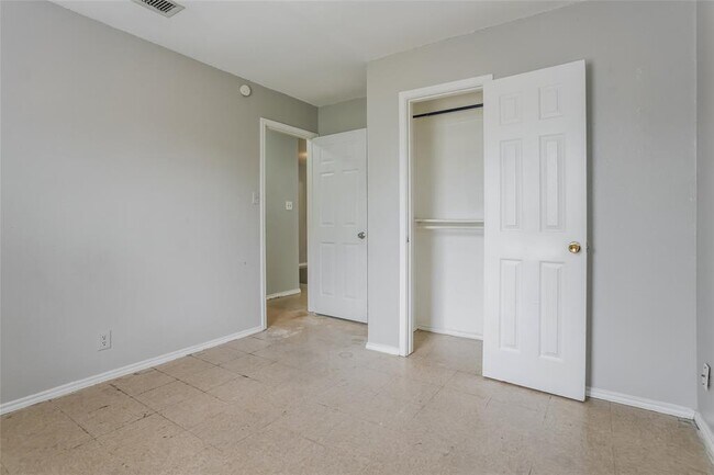 Building Photo - 6801 Stonleigh Pl