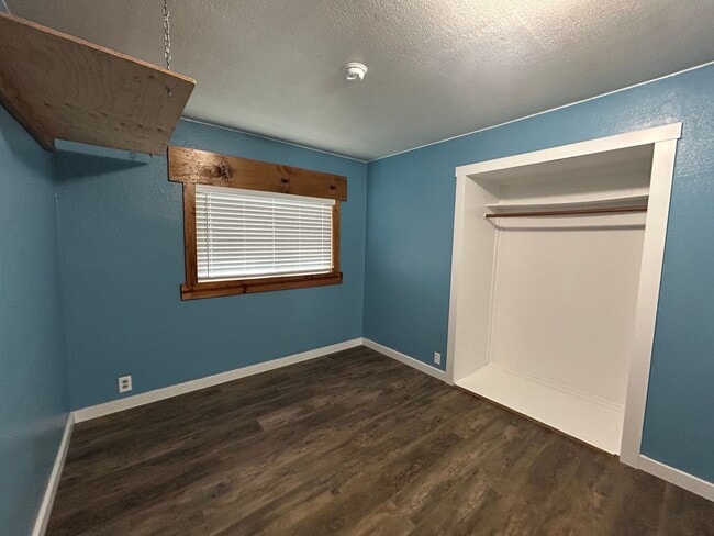 Building Photo - Cozy and Updated 3 Bed, 2 Bath House