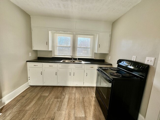 Building Photo - 1 Bedroom Duplex!