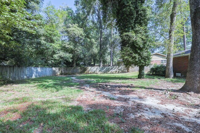 Building Photo - Available Now!| 3BR/2BA Midtown Brick Ranch | Lawn Care, Pest Control & W/D Included | Clubview /...