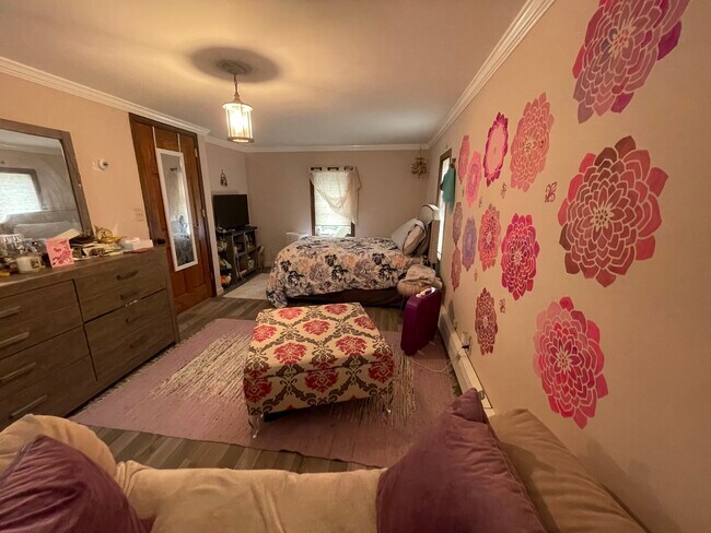 Large bedroom 3 - 53 Cornwell Ave