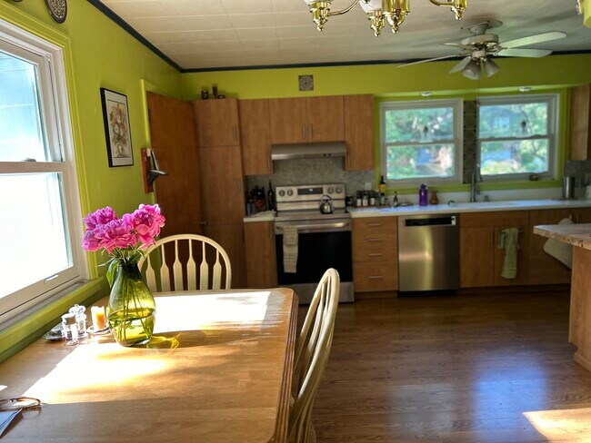 Building Photo - 425 Tryon Dr