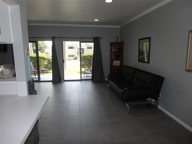 Building Photo - 127 April Point Dr S