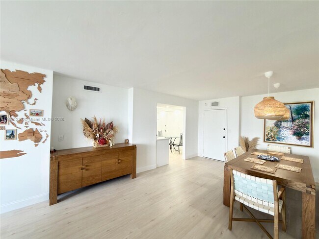 Building Photo - 3140 S Ocean Dr