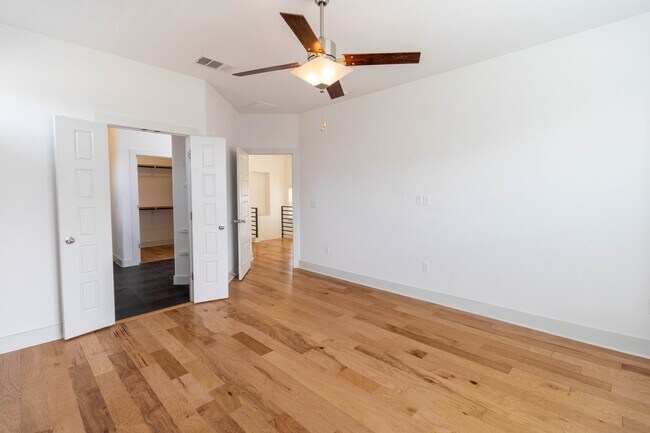 Building Photo - Amazing and peaceful 3/2.5 home in Austin!