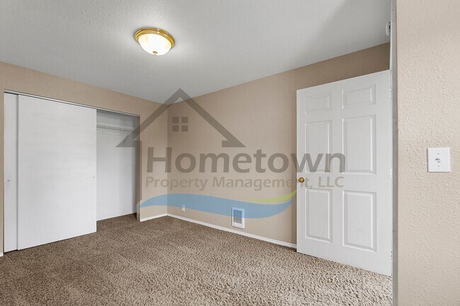 Building Photo - 1 Bedroom Cottage with Off-Street Parking Available in Midtown Coeur d'Alene!