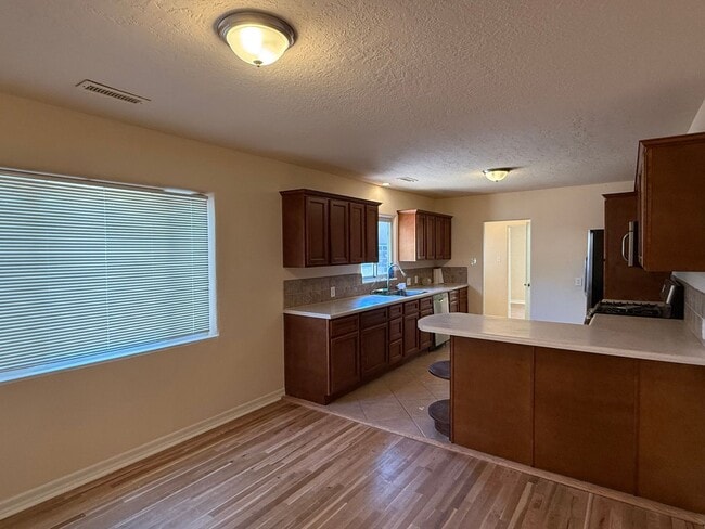 Building Photo - 4 Bedroom, nice area, 2 Car Garage