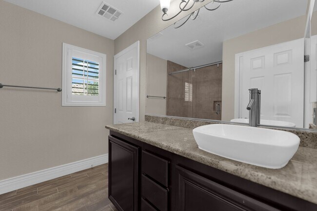 Building Photo - Beautiful Two bedroom 2 1/2 bath