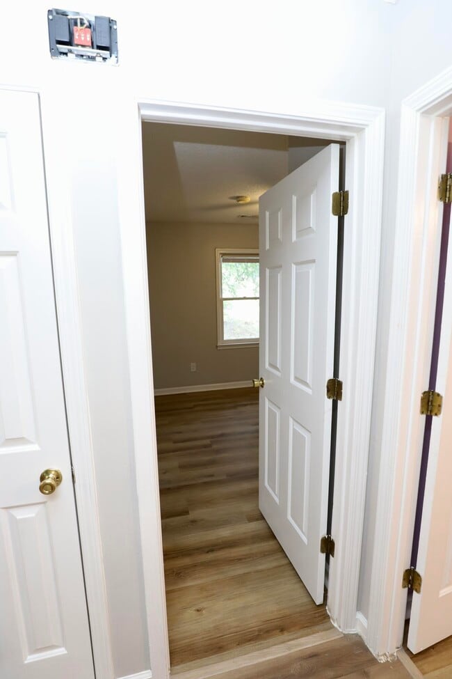 Building Photo - 806 Club Ln
