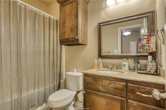 Building Photo - 3114 Claremont Dr