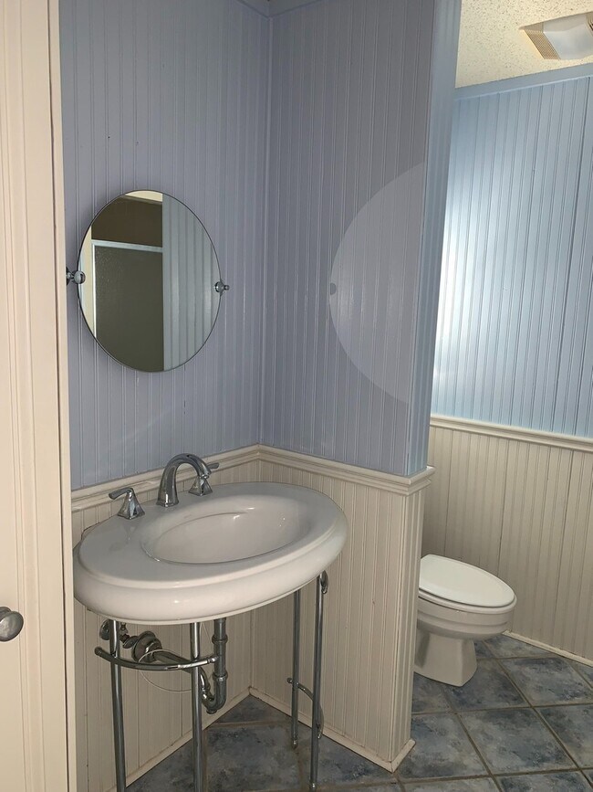 Building Photo - Perfect 2 bed 2.5 bath Lindley Park area T...