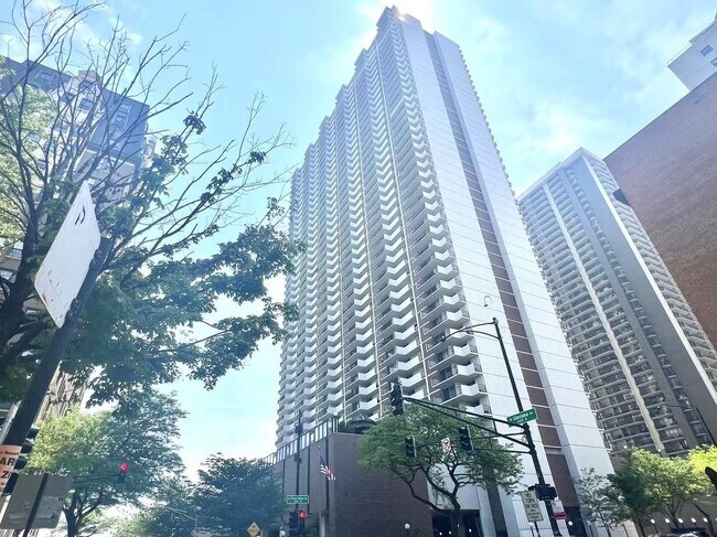 Primary Photo - 6033 N Sheridan Rd