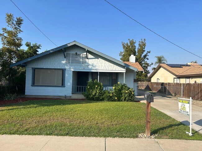 Primary Photo - Centrally Located Cottage