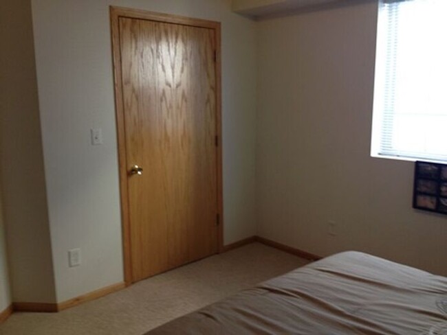 Building Photo - $1,200 | 2 Bedroom, 1 Bathroom Condo | No ...