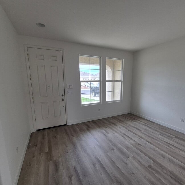 Building Photo - New Flooring throughout; Nice Elk Grove 3 bedroom home! Single story