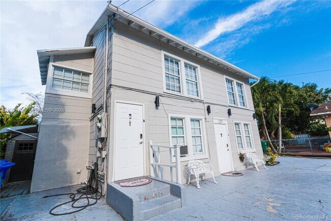 Building Photo - 227 SW 30th Ave