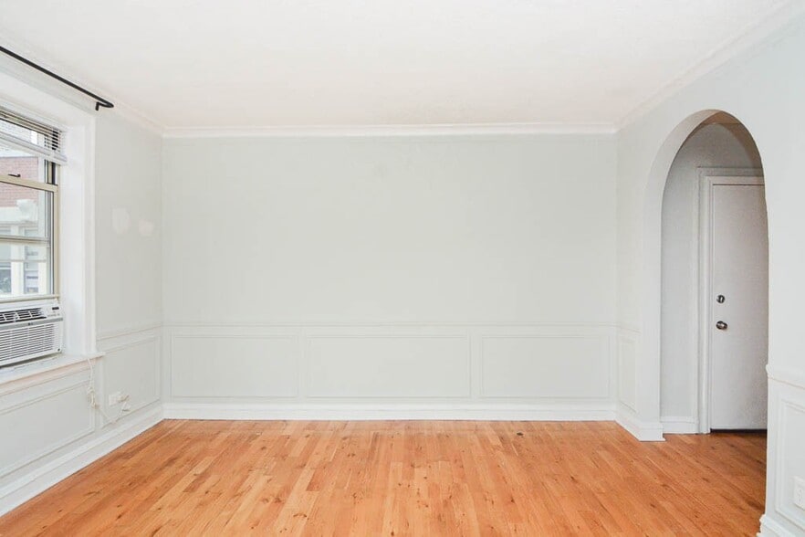 Building Photo - 447 W Surf St