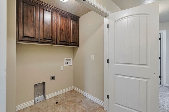 Building Photo - Beautiful Orem Townhome